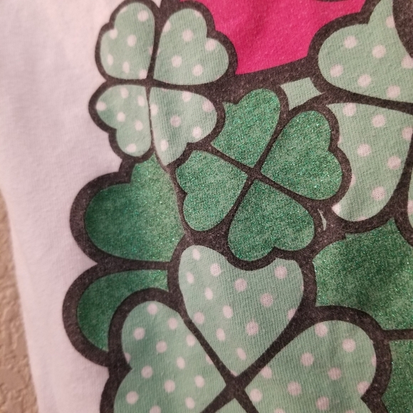 Hello Kitty St.Patrick's Day 4 leaf clover white short sleeve shirt Size Medium - Picture 2 of 11